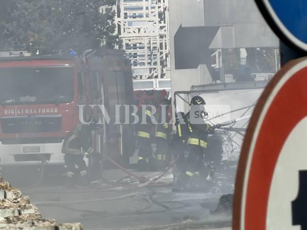 Bastia Umbra, incendio in un'azienda a pochi passi da Umbriafiere: alta colonna di fumo visibile fino ad Assisi 41