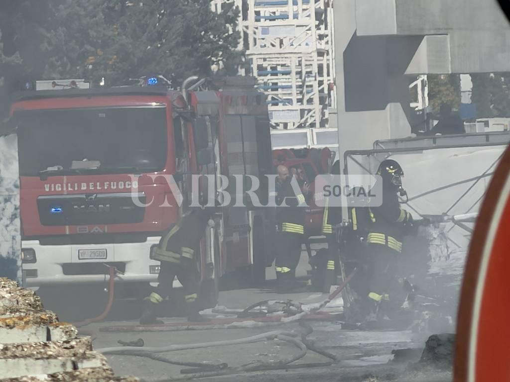 Bastia Umbra, incendio in un'azienda a pochi passi da Umbriafiere: alta colonna di fumo visibile fino ad Assisi 10 Bastia Umbra, incendio in un'azienda a pochi passi da Umbriafiere: alta colonna di fumo visibile fino ad Assisi 9