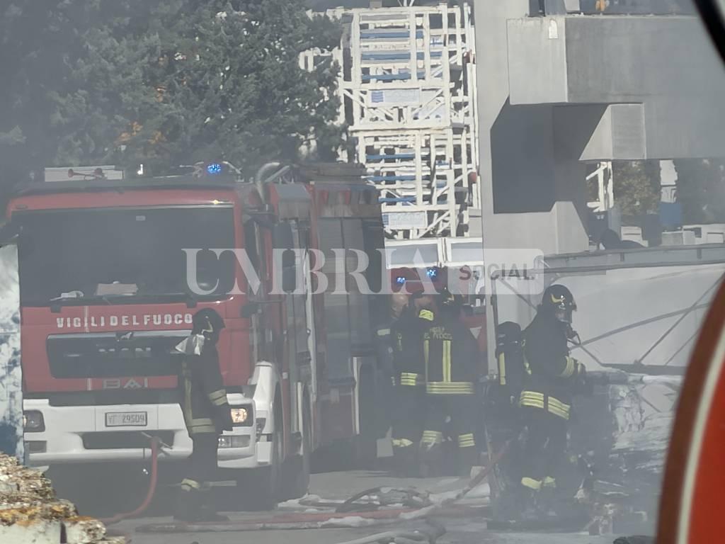 Bastia Umbra, incendio in un'azienda a pochi passi da Umbriafiere: alta colonna di fumo visibile fino ad Assisi 16 Bastia Umbra, incendio in un'azienda a pochi passi da Umbriafiere: alta colonna di fumo visibile fino ad Assisi 15