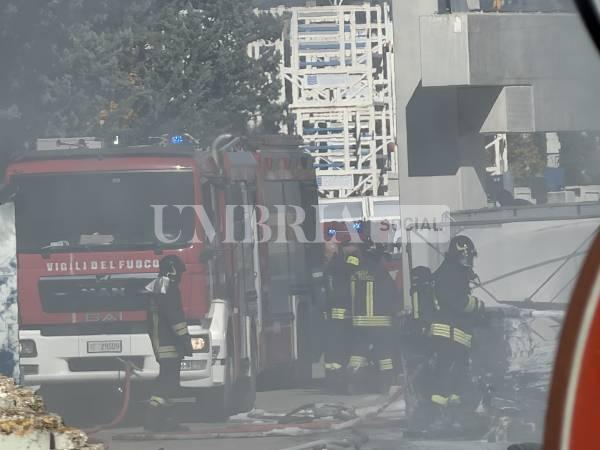 Bastia Umbra, incendio in un'azienda a pochi passi da Umbriafiere: alta colonna di fumo visibile fino ad Assisi 43