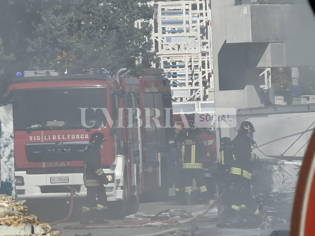 Bastia Umbra, incendio in un'azienda a pochi passi da Umbriafiere: alta colonna di fumo visibile fino ad Assisi 18 Bastia Umbra, incendio in un'azienda a pochi passi da Umbriafiere: alta colonna di fumo visibile fino ad Assisi 17