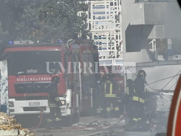 Bastia Umbra, incendio in un'azienda a pochi passi da Umbriafiere: alta colonna di fumo visibile fino ad Assisi 45