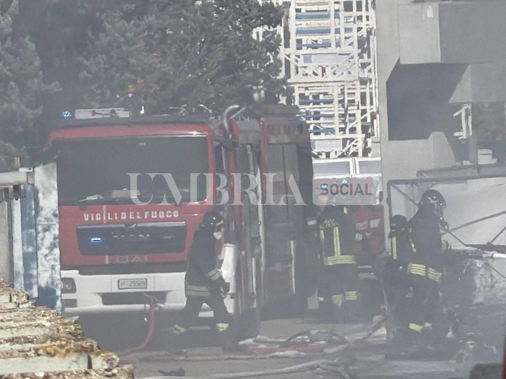 Bastia Umbra, incendio in un'azienda a pochi passi da Umbriafiere: alta colonna di fumo visibile fino ad Assisi 11