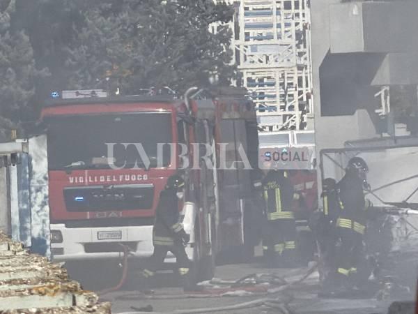 Bastia Umbra, incendio in un'azienda a pochi passi da Umbriafiere: alta colonna di fumo visibile fino ad Assisi 40 Bastia Umbra, incendio in un'azienda a pochi passi da Umbriafiere: alta colonna di fumo visibile fino ad Assisi 39