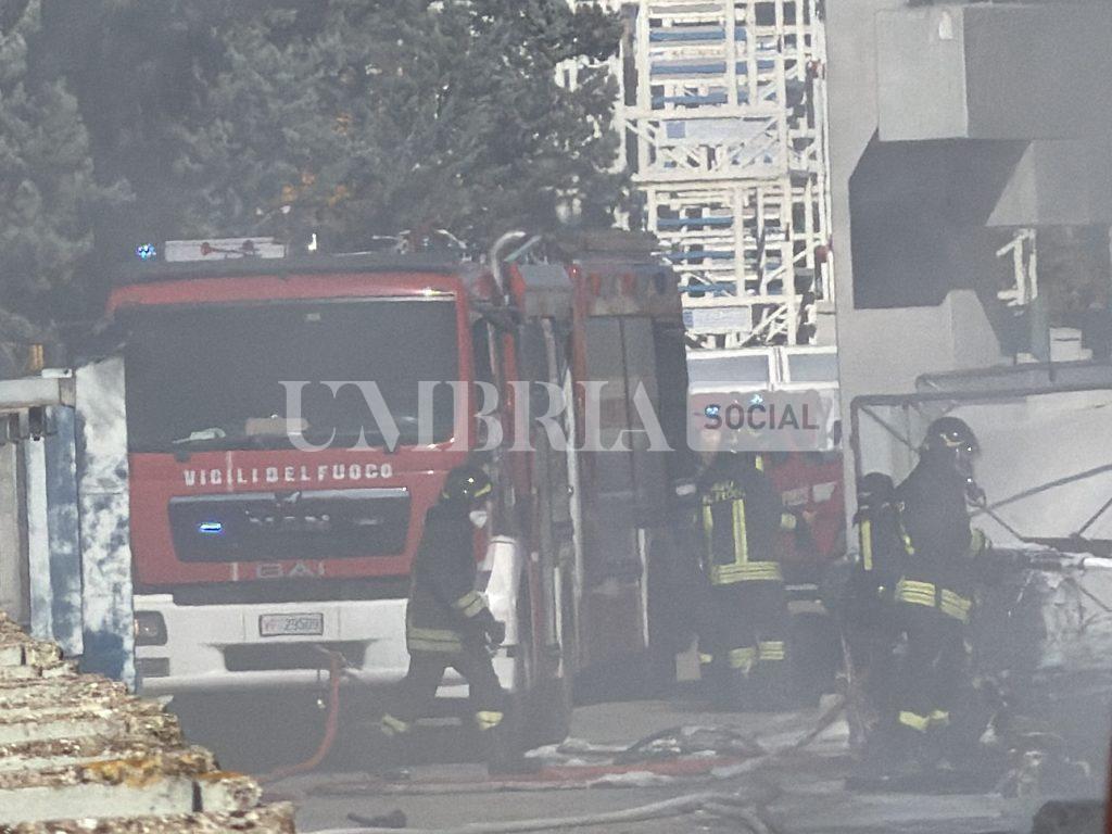 Bastia Umbra, incendio in un'azienda a pochi passi da Umbriafiere: alta colonna di fumo visibile fino ad Assisi 4 Bastia Umbra, incendio in un'azienda a pochi passi da Umbriafiere: alta colonna di fumo visibile fino ad Assisi 3