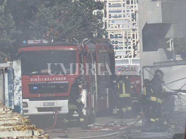 Bastia Umbra, incendio in un'azienda a pochi passi da Umbriafiere: alta colonna di fumo visibile fino ad Assisi 31