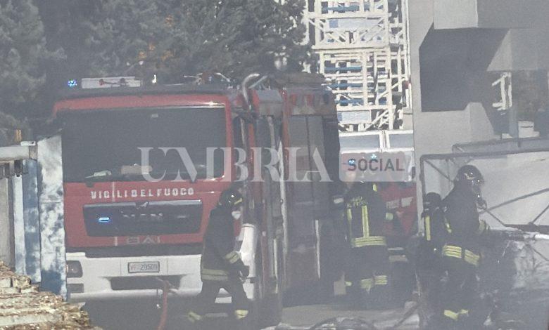 Bastia Umbra, incendio in un'azienda a pochi passi da Umbriafiere: alta colonna di fumo visibile fino ad Assisi 2 Bastia Umbra, incendio in un'azienda a pochi passi da Umbriafiere: alta colonna di fumo visibile fino ad Assisi 1
