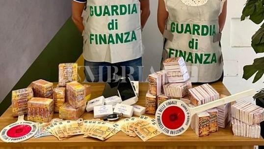Un pacco sospetto svela un traffico di droga: maxi sequestro della Guardia di Finanza 2 Un pacco sospetto svela un traffico di droga: maxi sequestro della Guardia di Finanza 1