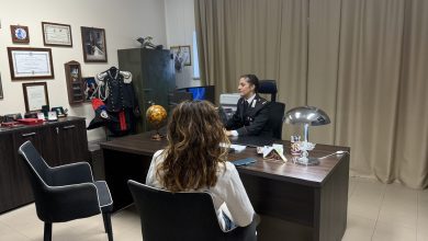 Brandisce un coltello contro la compagna incinta e due amiche: arrestato 35enne 2